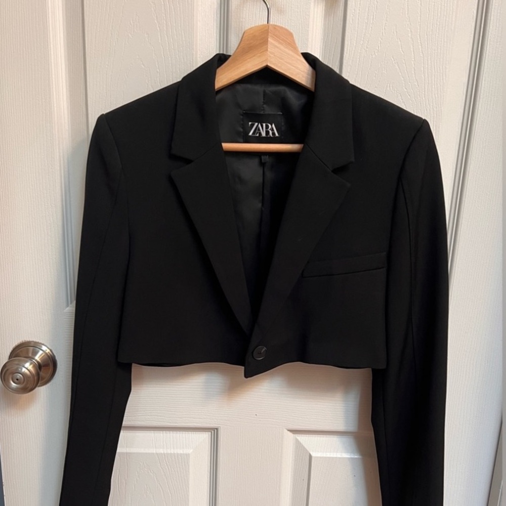 Cropped black blazer